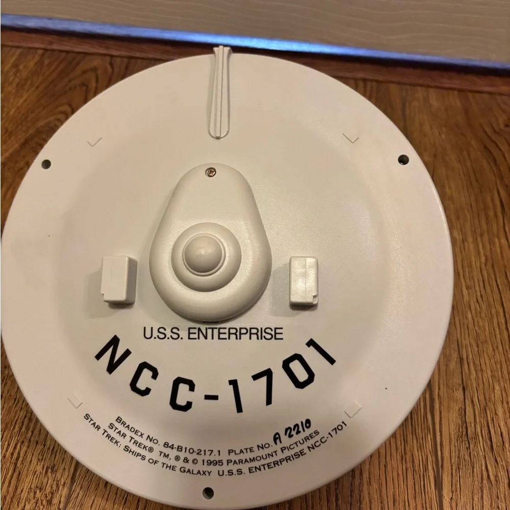 Star Trek USS Enterprise Galaxy Plate